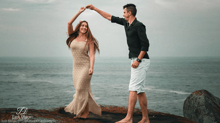 Ensaio pré-wedding na praia de Riviera de são lourenço em são paulo, amor, noivos, ensaio de casal, ensaio de noivos, destination wedding, dança dos noivos, noivos dançando na montanha, noivos dançando na pedra, cena de filme
