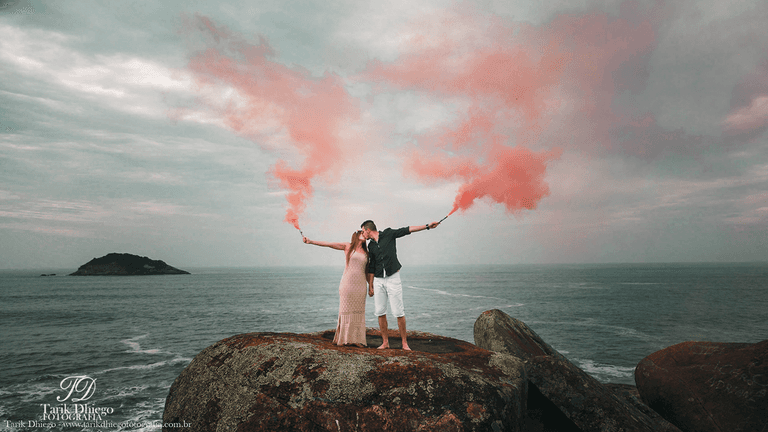Ensaio pré-wedding na praia de Riviera de são lourenço em são paulo, amor, noivos, ensaio de casal, ensaio de noivos, destination wedding, sinalizador, fumaça, bastão de fumaça, cena de filme