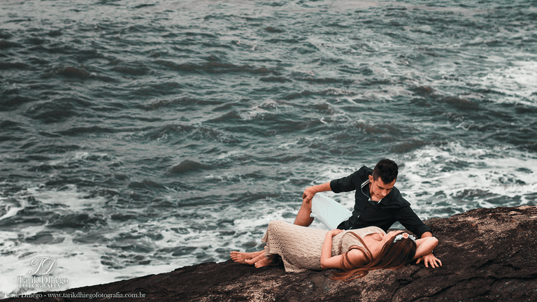 Ensaio pré-wedding na praia de Riviera de são lourenço em são paulo, amor, noivos, ensaio de casal, ensaio de noivos, destination wedding, noivos deitados na montanha, noivos nas pedras, cena de filme