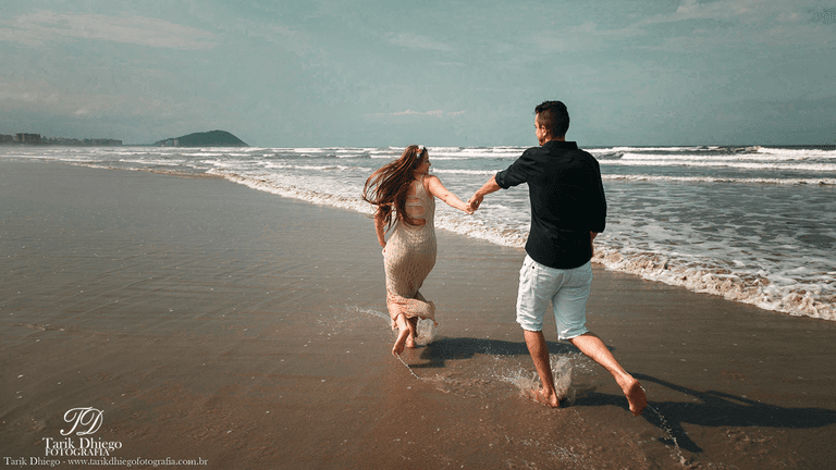 Ensaio pré-wedding na praia de Riviera de são lourenço em são paulo, amor, noivos, ensaio de casal, ensaio de noivos, destination wedding, noivos correndo na praia, cena de filme