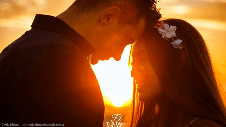Ensaio pré-wedding na praia de Riviera de são lourenço em são paulo, amor, noivos, ensaio de casal, ensaio de noivos, destination wedding, silhueta, por do sol, nascer do sol, cena de filme