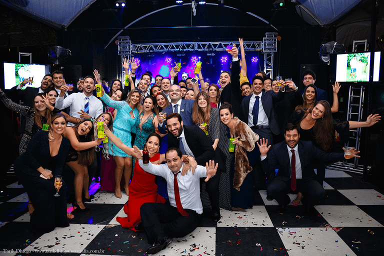 fotografia descontraída dos noivos com os convidados durante a balada, fotografia da galera no casamento, alegria, bagunça, festa.