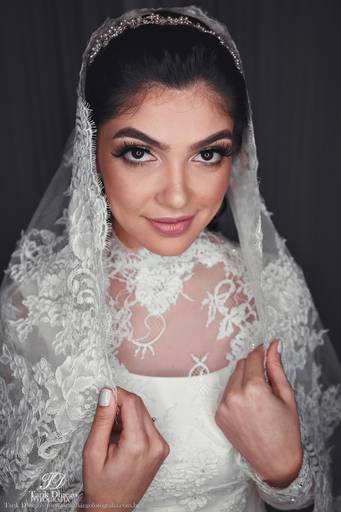 retrato da noiva bruna após o seu making of em Jaguariuna com seu vestido de noiva branco e véu de renda, noiva linda, sarah correa coiffeur