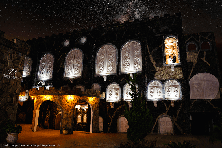 ensaio dos noivos no castelo, vestido de noiva, traje de noivo, monte castelo eventos, cena de filme, filme de amor