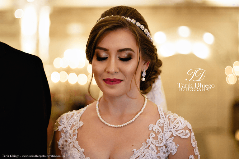 retrato da noiva fernanda no castelo durante a oração com seu vestido branco, monte castelo eventos