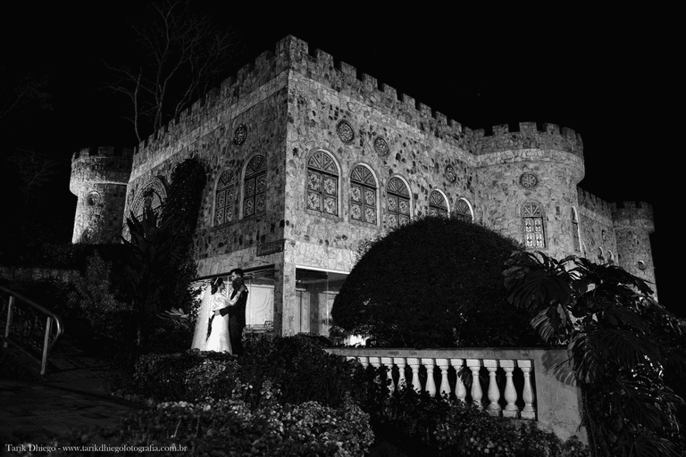 ensaio dos noivos no castelo, fotografia em preto e branco, vestido de noiva, traje de noivo, monte castelo eventos
