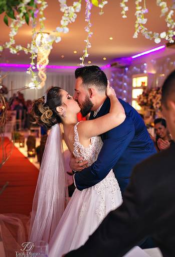 beijo dos noivos gabriella e fernando ao final de cerimônia no espaço pimenta nativa no bairro do anália franco em são paulo - sp