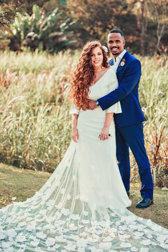 Ensaio com os Noivos após a cerimônia religiosa, noiva Jessica de vestido branco e véu e noivo Marcos com terno azul em um traje de noivo muito elegante, E-session do casal. Noiva Ruiva e Noivo Negro, casal com cara de europeu, destination wedding