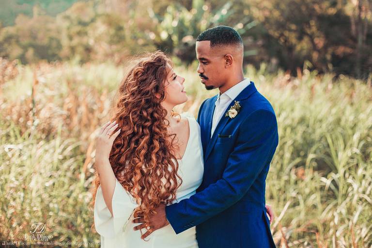 Ensaio com os Noivos após a cerimônia religiosa, noiva Jessica de vestido branco e véu e noivo Marcos com terno azul em um traje de noivo muito elegante, E-session do casal. Noiva Ruiva e Noivo Negro, casal com cara de europeu, destination wedding