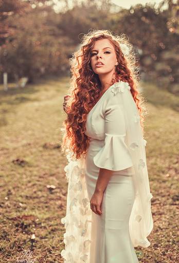 retrato da noiva jessica durante o ensaio do casal, noiva ruiva com vestido de noiva branco