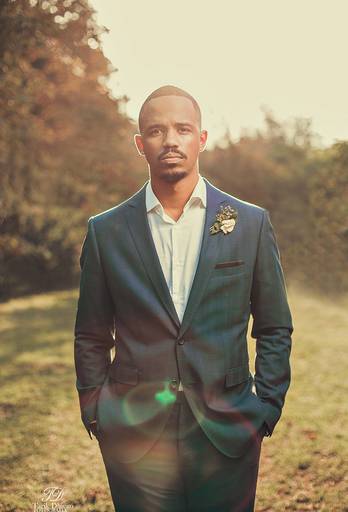 retrato da noivo marcos durante o ensaio do casal, noivo negro com terno azul.