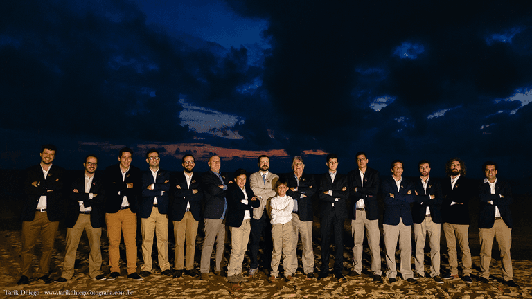 fotografia do noivo com os padrinhos na praia após a sua cerimônia pé na areia na reserva tambá, na praia de toque toque pequeno em são sebastião, são paulo destination wedding, casamento em punta cana