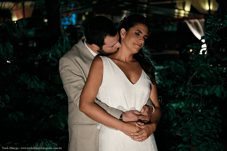 Ensaio dos noivos após a cerimônia de casamento pé na areia na reserva tambá, na praia de toque toque pequeno, em são sebastião, são paulo destination wedding, vestido de noiva, traje de noivo, e-session 