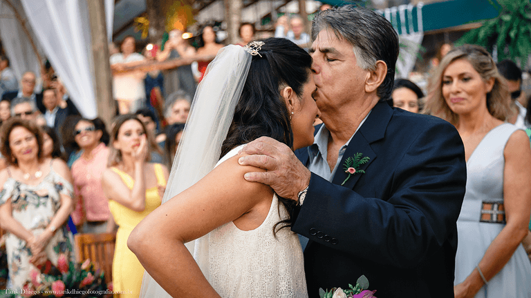beijo do pai em sua filha durante a entrada para a cerimônia de casamento pé na areia na reserva tambá na praia de toque toque pequeno em são sebastião, destination wedding, casamento em punta cana