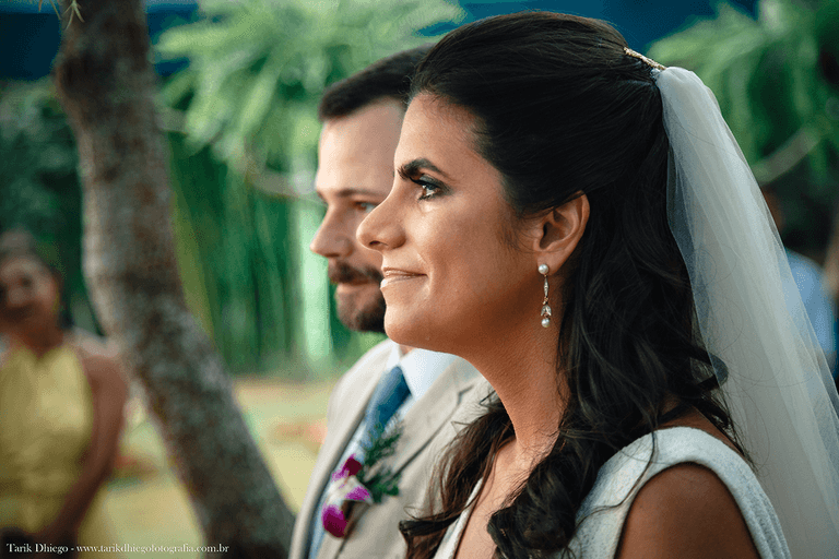 noiva emocionada durante seu casamento pé na areia na reserva tambá, na praia de toque toque pequeno em são sebastião, destination wedding, casamento em punta cana