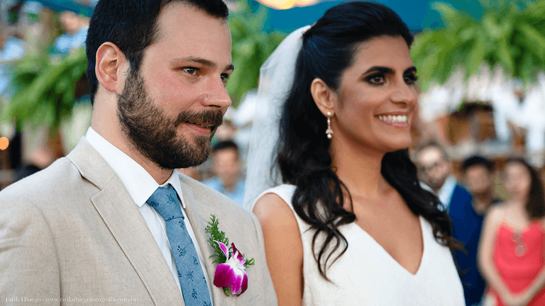 retrato dos noivos durante a cerimonia e casamento pé na areia na reserva tambá, na praia de toque toque pequeno em são sebastião, são paulo. destination wedding, casamento em punta cana