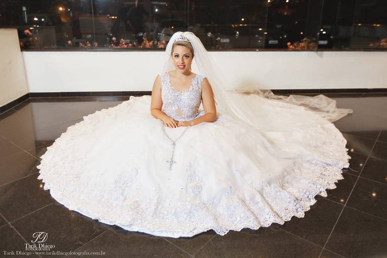 Retrato da Noiva sentada com seu Vestido Princesa 