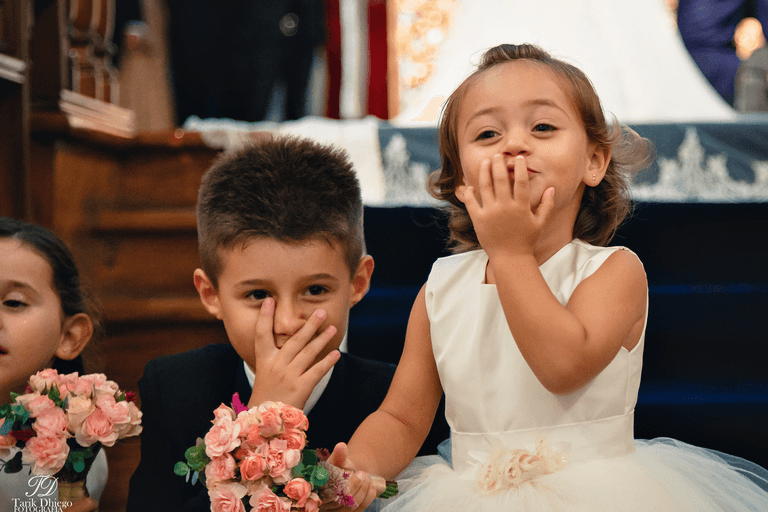 daminha mandando beijo para os avós durante a cerimônia de casamento na igreja nossa senhora do brasil em são paulo - sp