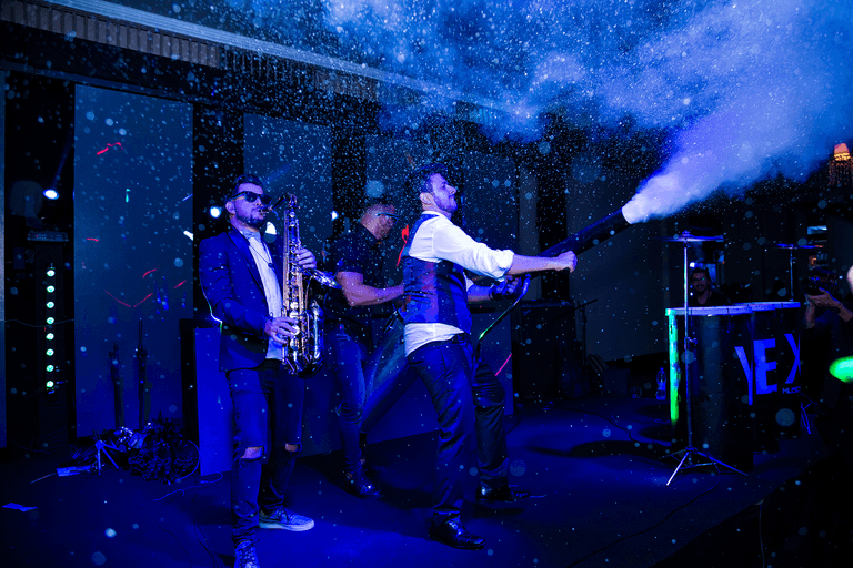 noivo no palco do buffet frança com a banda yex soltando fumaça com a bazuca nos convidados