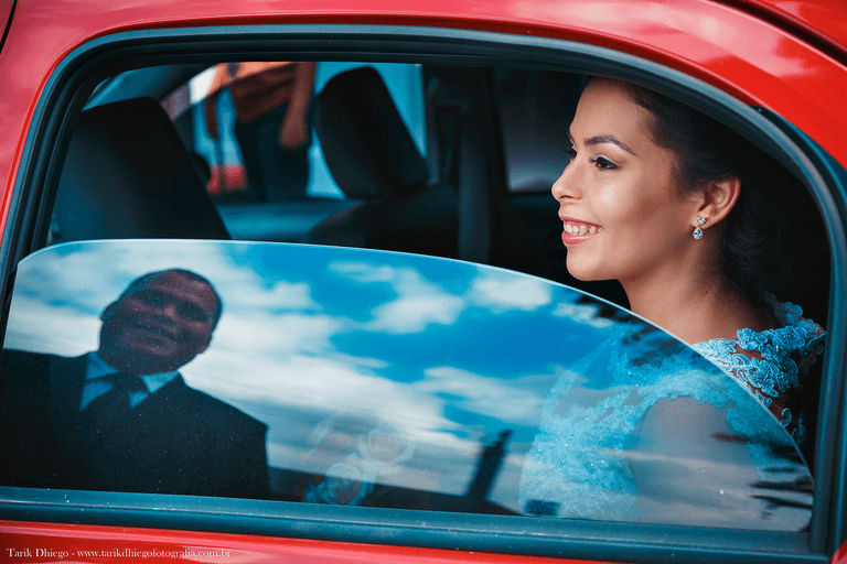 retrato da noiva vanessa no carro olhando para o seu pai no reflexo do vidro
