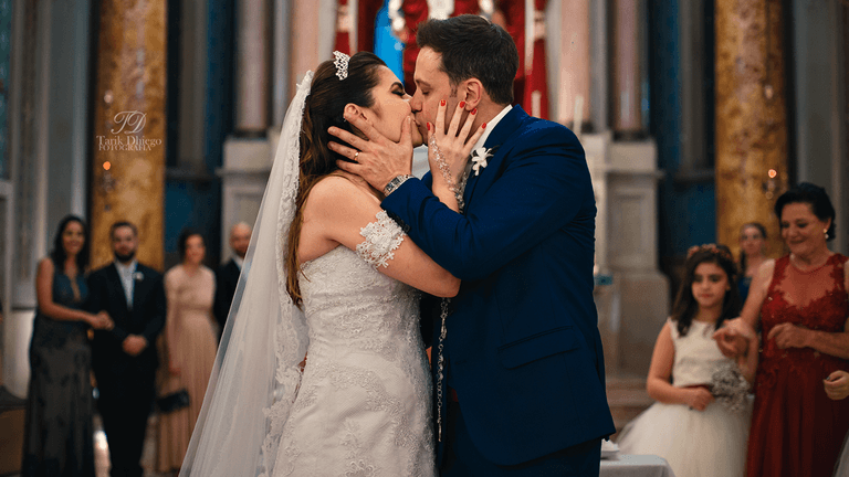 beijos dos noivos no altar, cena de filme, linda cena de amor, fotografia do beijo dos noivos, são paulo, vestido de noiva, traje de noivo