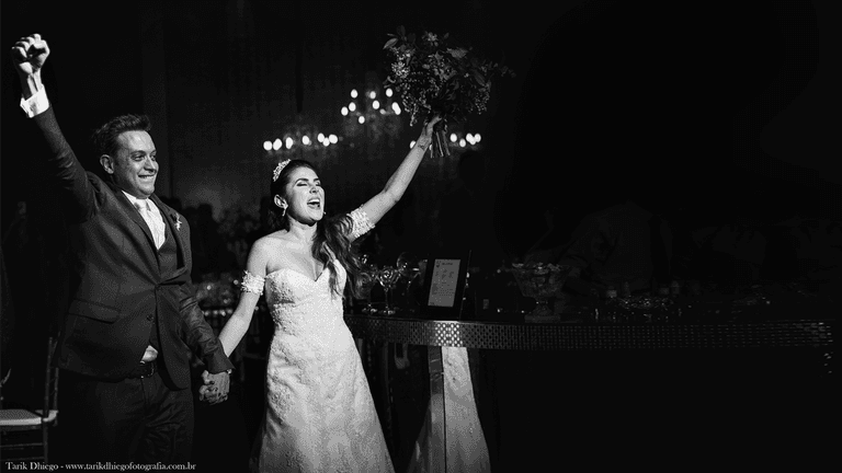 entrada dos noivos no salão para abrir a festa, fotografia preto e branco, são paulo