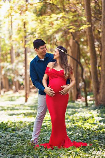 foto de ensaio gestante no parque com o papai e figurino vermelho, vestido de helanca
