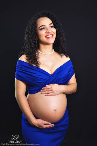 foto de gestante em estúdio com figurino vestido de helanca azul