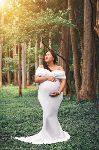 ensaio gestante com vestido branco de helanca no parque