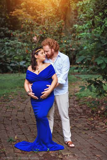 foto de ensaio gestante no parque com o papai e figurino azul, vestido de helanca