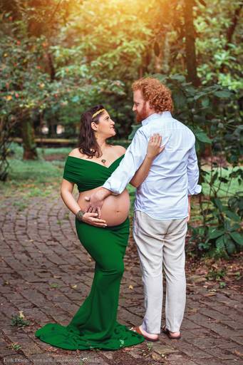 foto de ensaio gestante no parque com o papai e figurino verde, vestido de helanca
