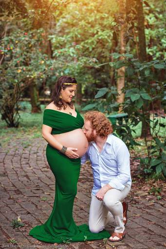 foto de ensaio gestante no parque com o papai e figurino verde, vestido de helanca