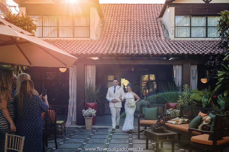 Entrada dos noivos com a luz do por do sol