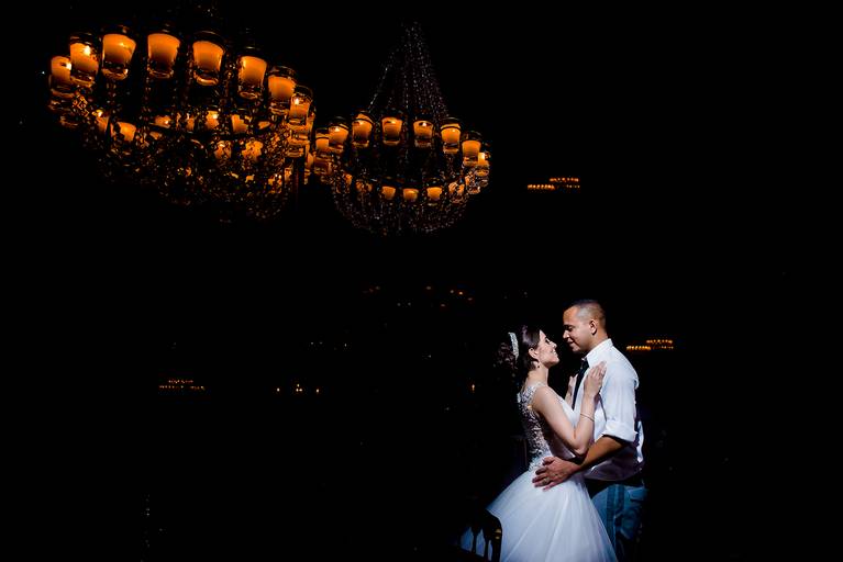 casal com luz criativa