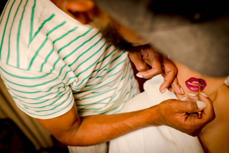 detalhe do batom da noiva