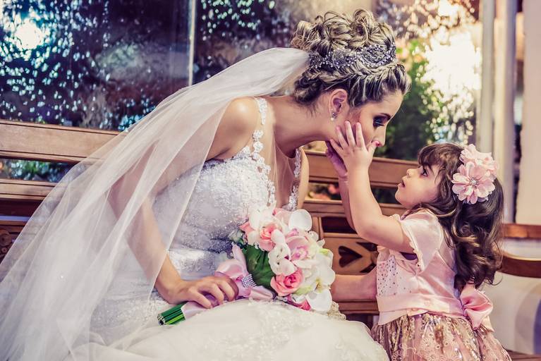 criança encantada com a noiva 