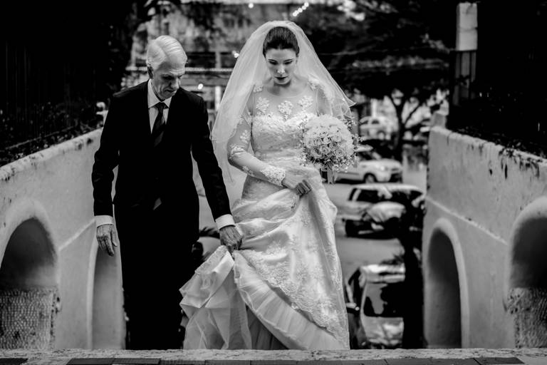 noiva com o pai na entrada da igreja