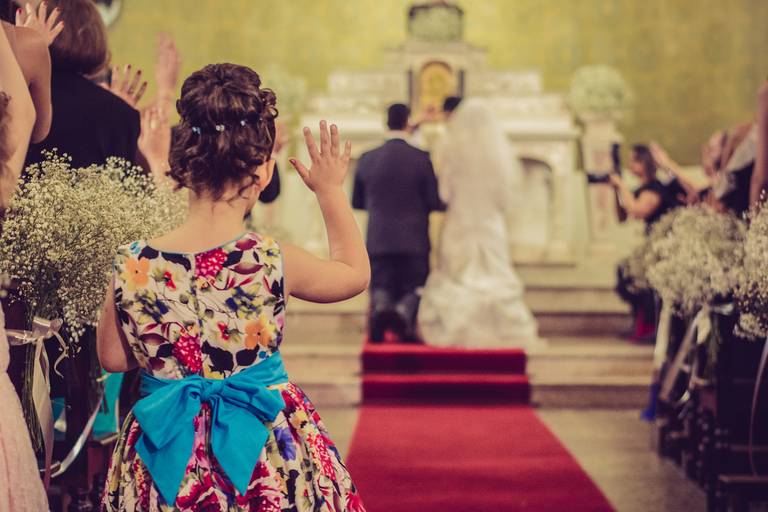 abençoando o casal na igreja