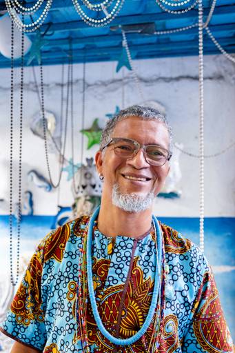 Babalorixá Adailton d'Ogum, filho de Mãe Beatada de Yemanjá,  do Ilê Omiojuaro. 