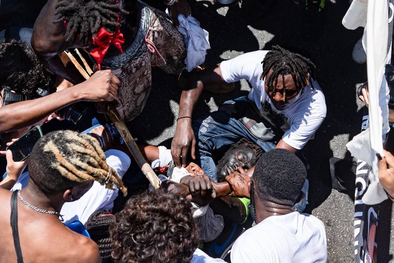 A comunidade africana faz uma performance do assassinato do congolês Moïse Kabagambe.