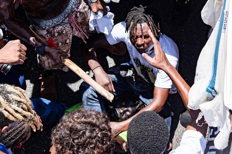A comunidade africana faz uma performance do assassinato do congolês Moïse Kabagambe.