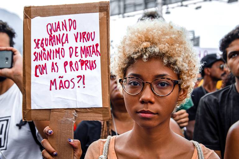 Jovem ativista protesta contra o assassinato do jovem Pedro Gonzaga no mercado Extra na Barra da Tijuca (RJ)