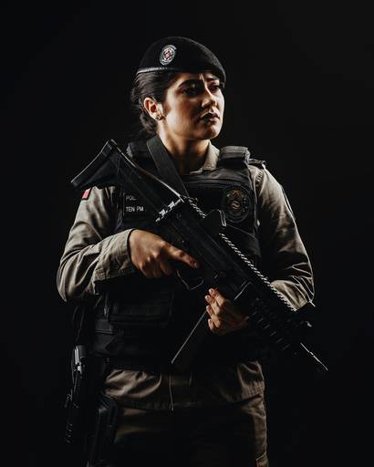 Fotos profissionais da  PM Tenente Ana em Estúdio