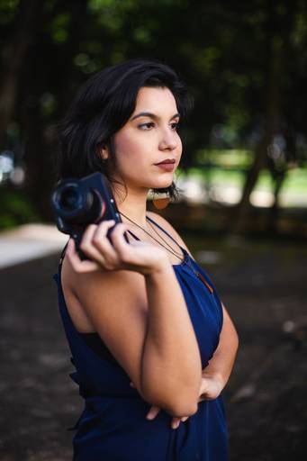 Carol Resende é diretora, atriz e fotógrafa - Retratos para profissionais em Brasília