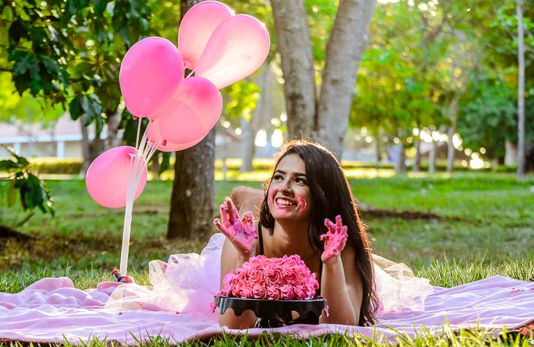 Paola comemorando seu aniversário de 27 anos com um lindo Smash The Cake