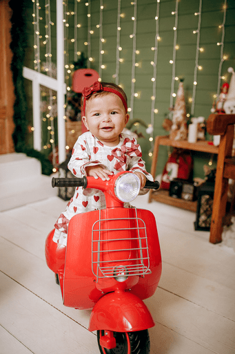 cenario de natal, casa do papai noel, moto elétrica, estídio fotografico em jau, fotografia infantil, bauru, dois córregos, fotos de natal, familia, 