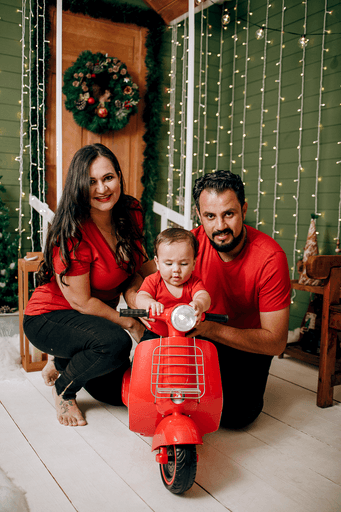 cenario de natal, casa do papai noel, moto elétrica, estídio fotografico em jau, fotografia infantil, bauru, dois córregos, fotos de natal, familia, 