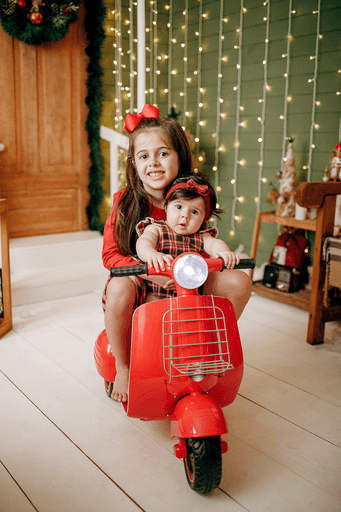 cenario de natal, casa do papai noel, moto elétrica, estídio fotografico em jau, fotografia infantil, bauru, dois córregos, fotos de natal, familia, 