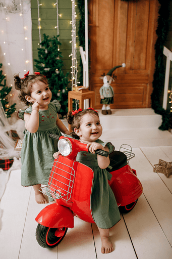 cenario de natal, casa do papai noel, moto elétrica, estídio fotografico em jau, fotografia infantil, bauru, dois córregos, fotos de natal, familia, 