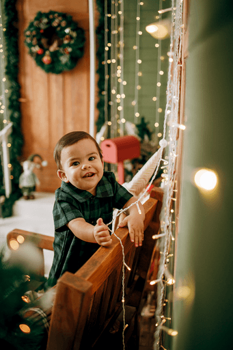 cenario de natal, casa do papai noel, moto elétrica, estídio fotografico em jau, fotografia infantil, bauru, dois córregos, fotos de natal, familia, 